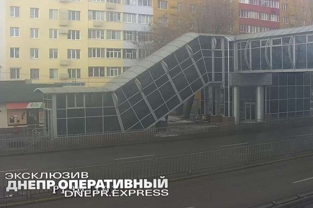 В Днепре на Слобожанском проспекте разбили стекло пешеходного моста