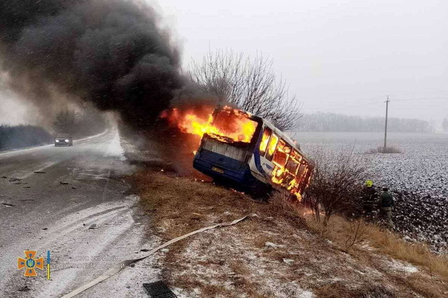ВАЗ врезался в автобус с пассажирами: водитель сгорел заживо