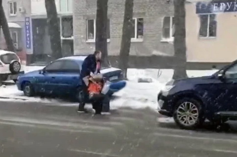 В Днепре водитель избил женщину, выскочившую перед его машиной (видео момента)