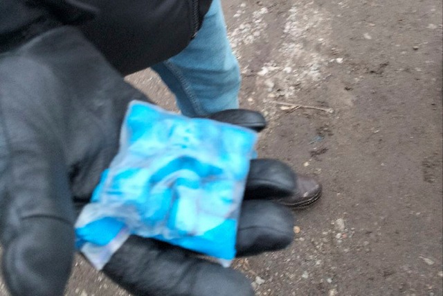 В Днепре патрульные задержали наркозакладчика с 15 слип-пакетами с наркотиками