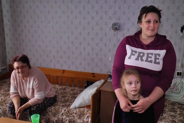 «Приехали, потому что там очень стреляют». Хаб в Днепре принимает переселенцев из Донбасса