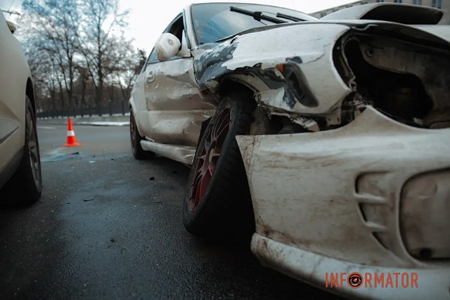 В Днепре на Яворницкого столкнулись Subaru и Akura: пострадали две девушки