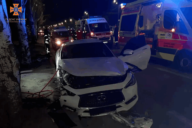 В Днепре на Набережной Победы столкнулись Infiniti и BMW: чрезвычайники деблокировали травмированную пассажирку