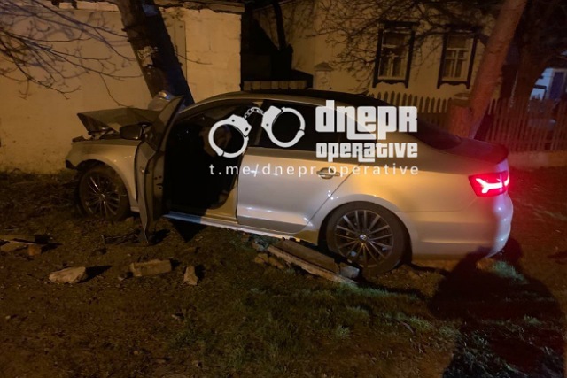 В Днепре на Новошкольном пьяный водитель Volkswagen сбил насмерть мужчину, который толкал автомобиль