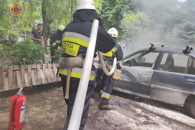 В Днепре спасатели ликвидировали возгорание в легковом автомобиле