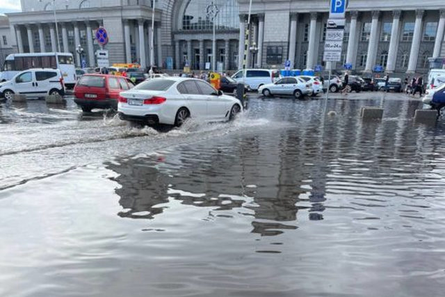 В Днепре из-за киосков шаурмы затопило Вокзальную площадь