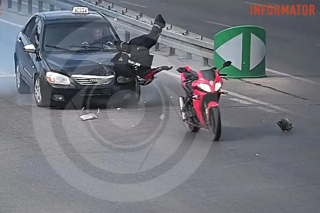 В Днепре на Слобожанском проспекте Kia врезалась в остановившегося на светофоре мотоциклиста: видео момента ДТП