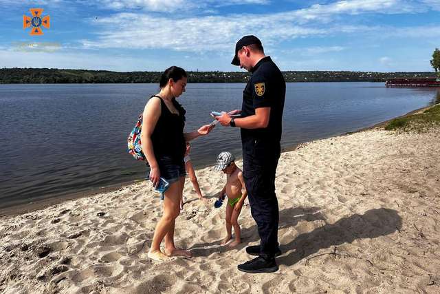 Днепровские спасатели призывают соблюдать правила безопасности вблизи водоемов