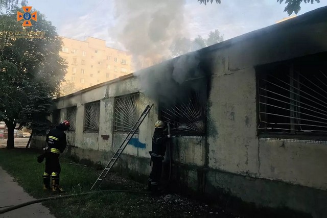 В Днепре спасатели ликвидировали пожар в неэксплуатируемом здании на улице Коробова