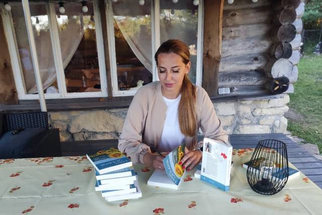 Экс-советница мэра Днепра представила свою книгу об Украине