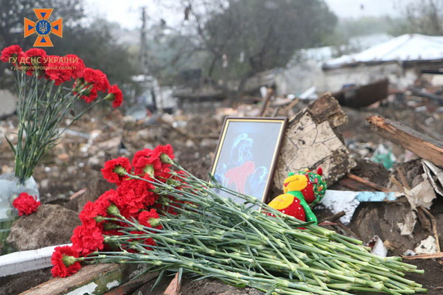 Спасатели принесли цветы и игрушки на место уничтоженного дома, в котором погибла семья