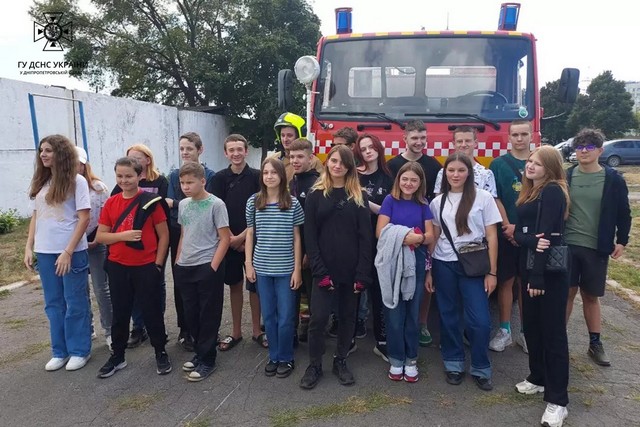 В Днепре чрезвычайники провели экскурсию для юных спасателей-пожарных