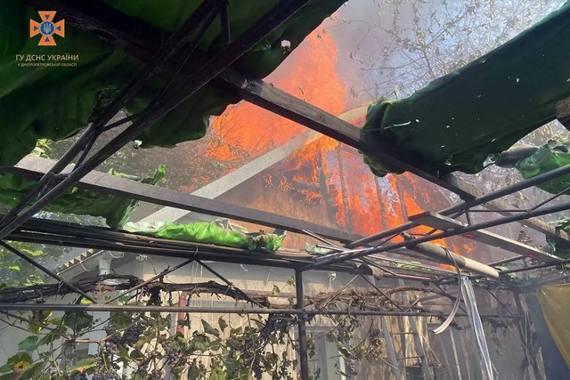 В Днепре на улице Острянина загорелась крыша жилого дома