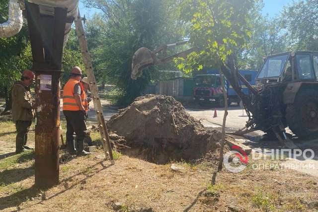 В Днепре на Батумской прорвало трубу: к ремонту оперативно приступили коммунальщики