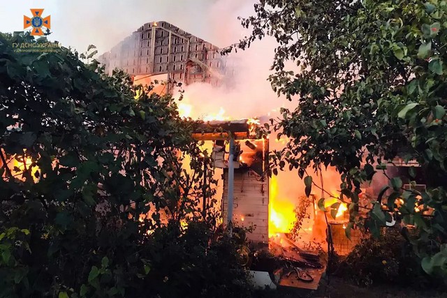 В Днепре в Самарском районе спасатели ликвидировали пожар в двухэтажном дачном доме