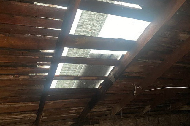 В Днепре жители многоэтажек, пострадавших от ракетного удара, пытаются самостоятельно починить крыши